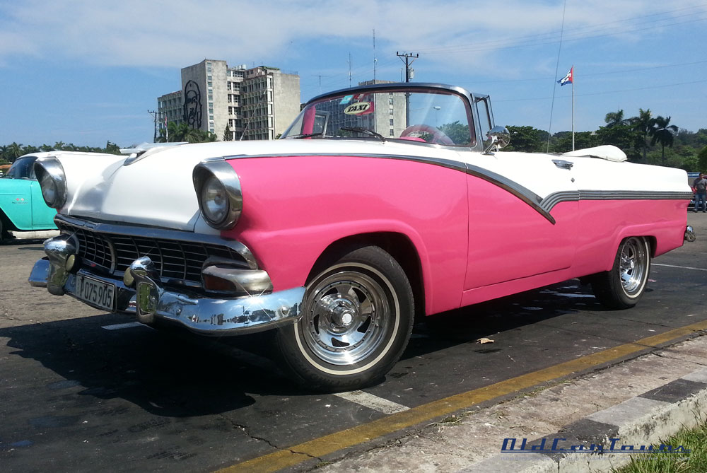 Ford Fairlane 1956 - Pink - White- classic old car in Cuba