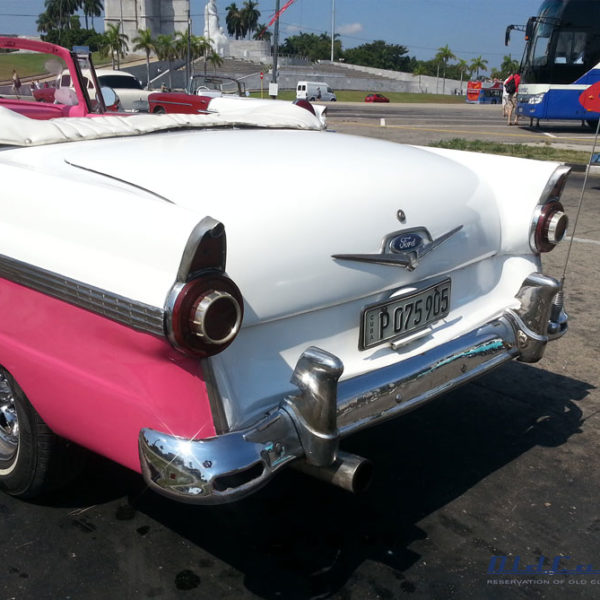 Ford Fairlane 1956 - Pink - White- classic old car in Cuba
