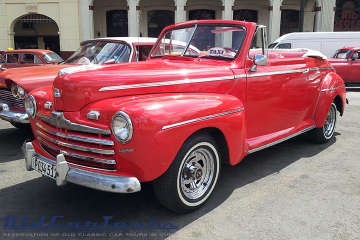 Ford Super De Luxe 1946 red | Classic car tours in Cuba