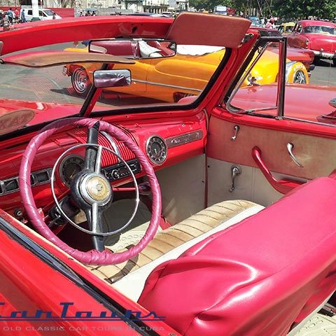 Ford Super De Luxe 1946 red | Classic car tours in Cuba